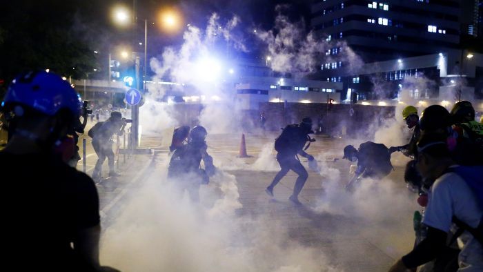 【图集】香港811多处硝烟弥漫 示威者血溅街头